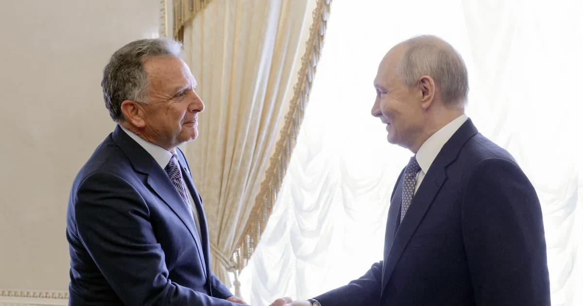 Vladímir Putin estrecha la mano del enviado estadounidense Steve Witkoff en el Palacio Constantino, en San Petersburgo