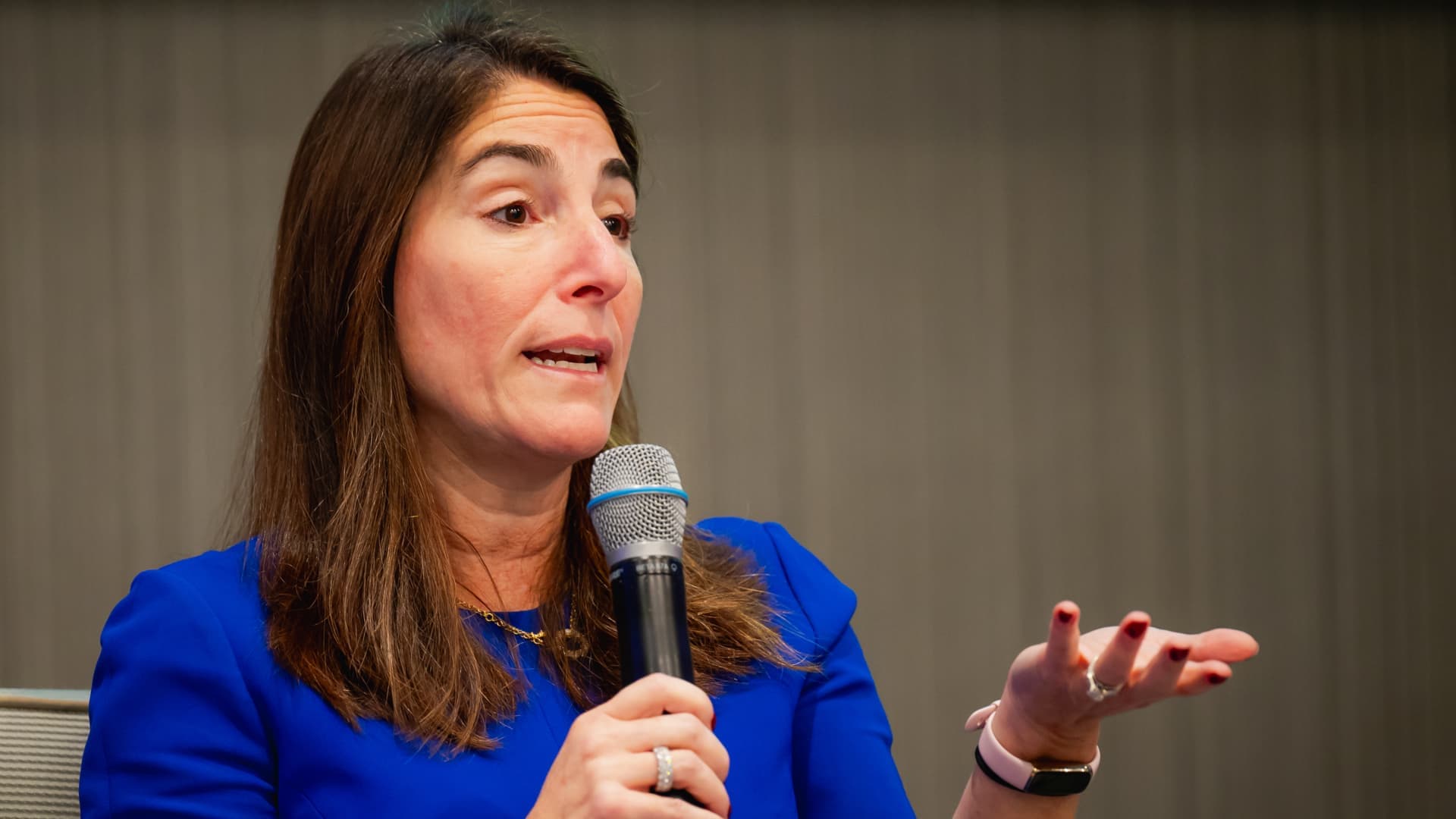 Beth Hammack, presidenta de la Reserva Federal de Cleveland, habla con un micrófono en la mano