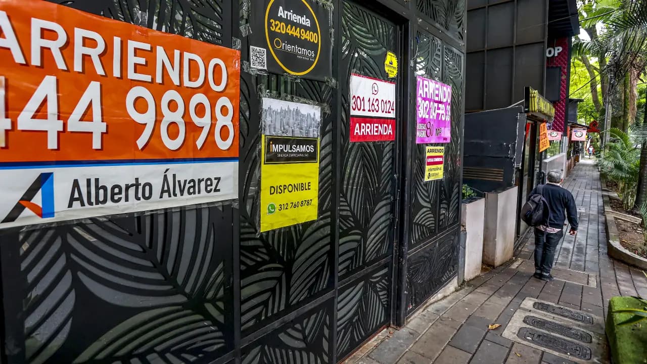 Locales cerrados con avisos de arriendo en el Parque Lleras, en El Poblado, Medellín