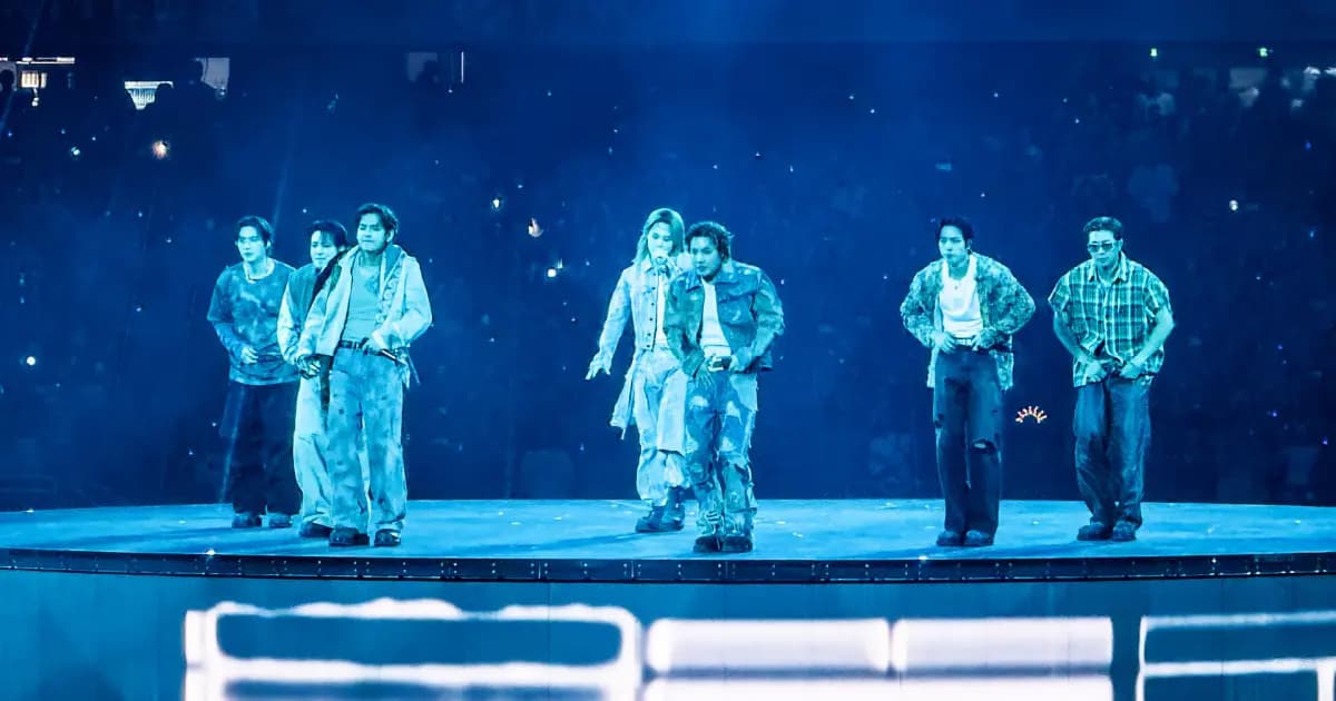 Los integrantes de BTS sobre el escenario durante un concierto de su gira Arirang