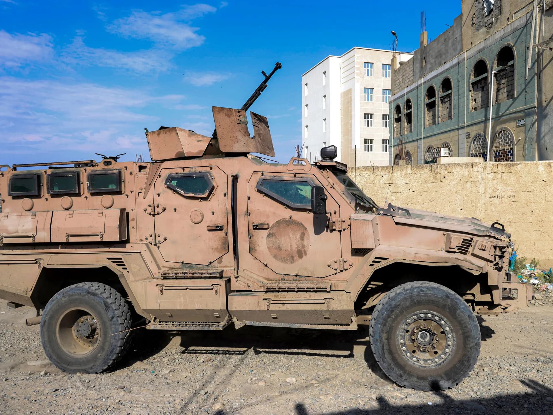 Vehículo blindado con una ametralladora en una calle de Yemen