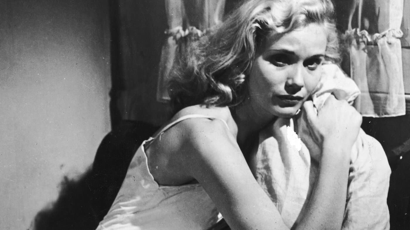 Eva Marie Saint en una escena en blanco y negro de «Nido de ratas» (1954)