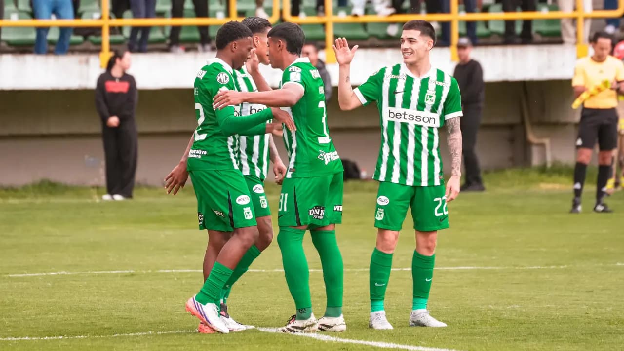 Jugadores de Atlético Nacional celebran un gol ante el Boyacá Chicó en el estadio La Independencia de Tunja