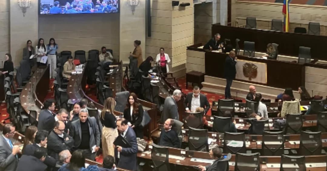 Vista general de una sesión de las comisiones económicas conjuntas del Congreso de Colombia, con congresistas en sus escaños