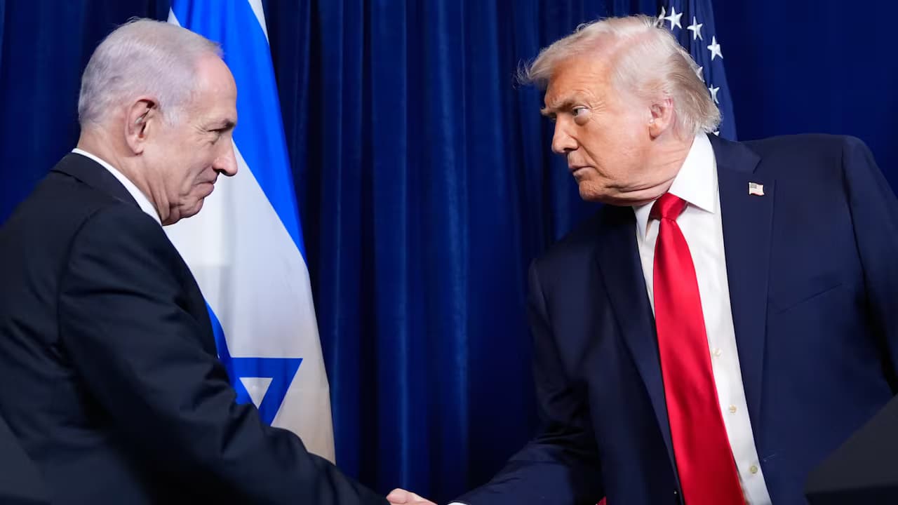 Donald Trump y Benjamin Netanyahu se dan la mano ante las banderas de Israel y Estados Unidos en Mar-a-Lago