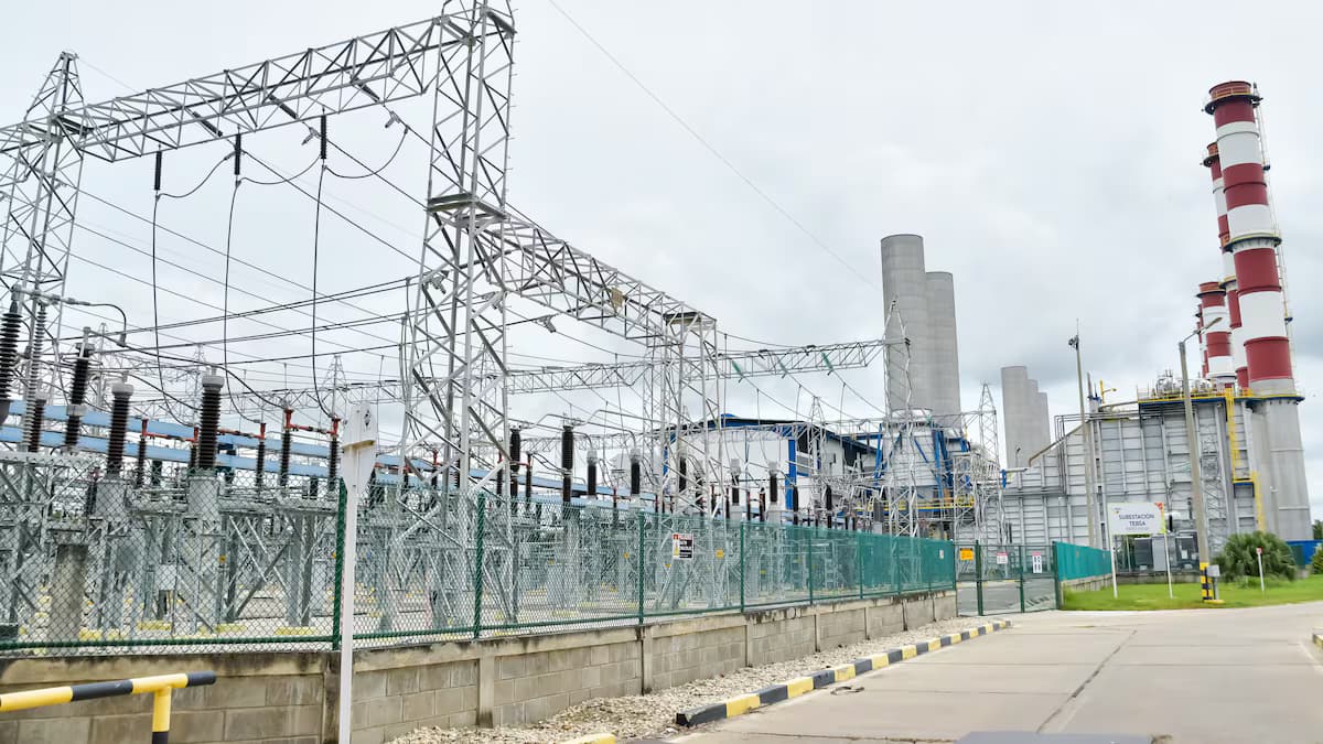 Subestación y chimeneas de la central térmica Tebsa, en el Atlántico