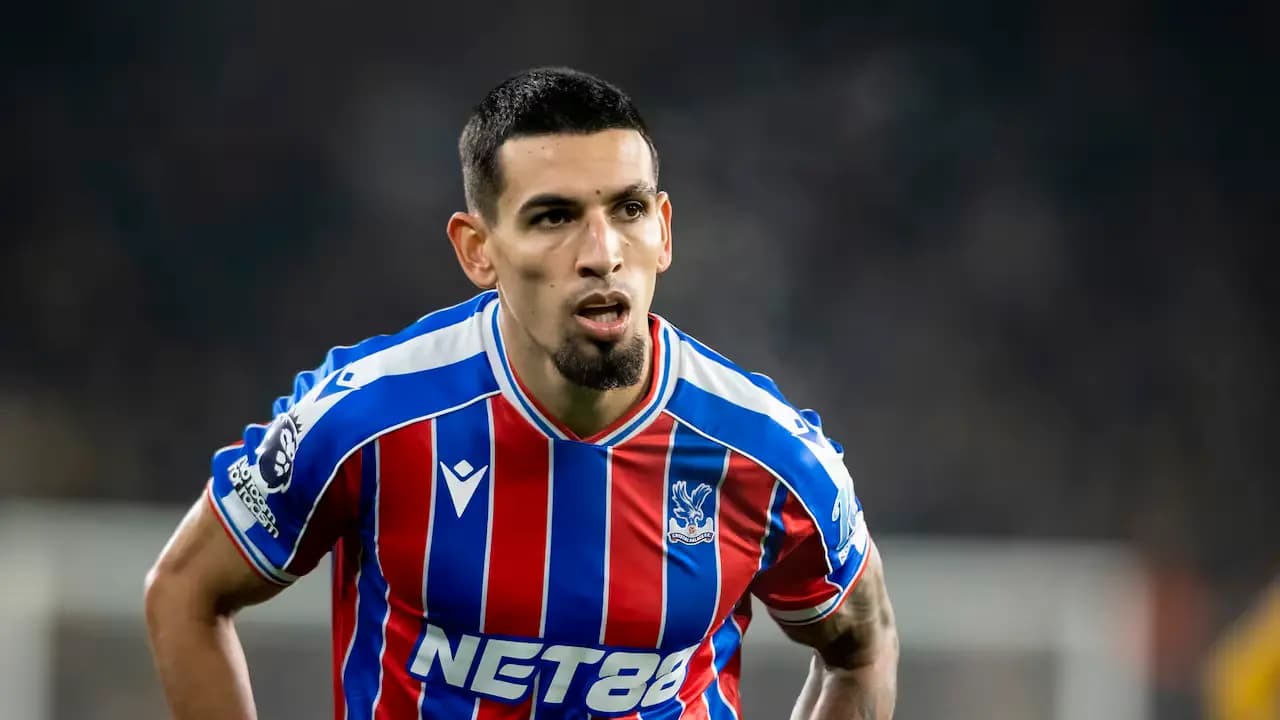 Daniel Muñoz, con la camiseta a franjas rojas y azules del Crystal Palace, durante un partido nocturno