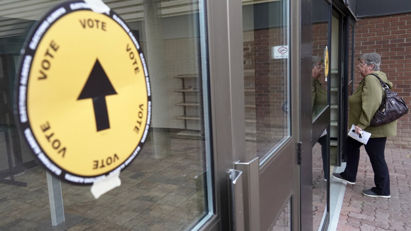 Una votante entra a un puesto de votación en Wainwright, Alberta, el lunes 19 de octubre de 2026