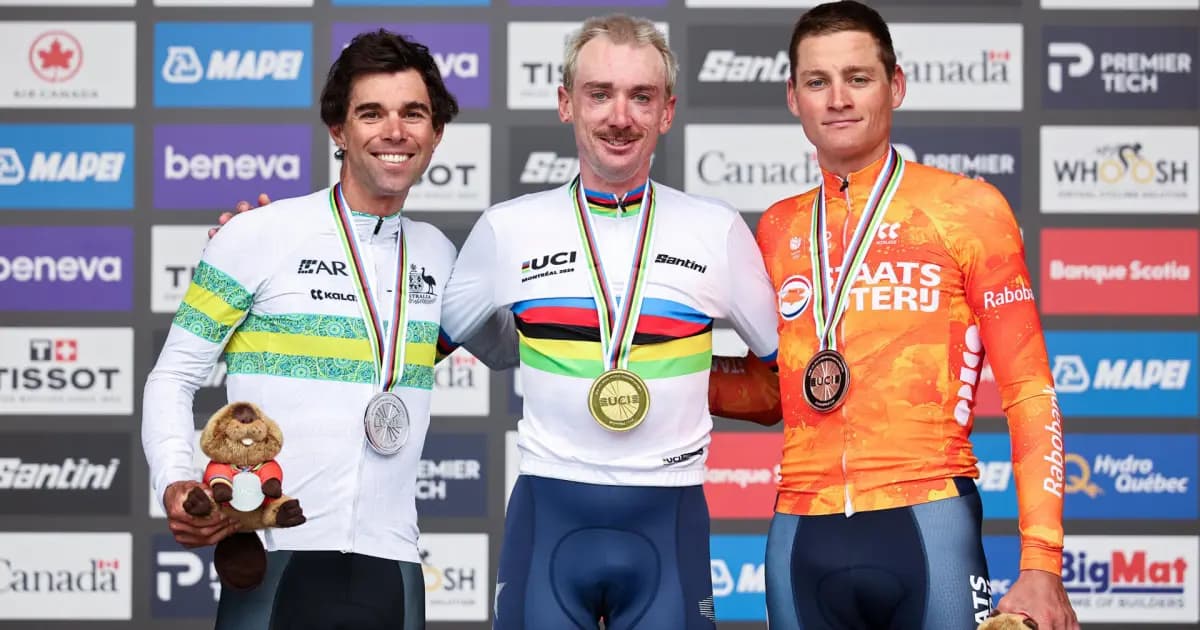 Michael Matthews, Brandon McNulty con el maillot arcoíris y Mathieu van der Poel en el podio del Mundial de ruta de Montreal