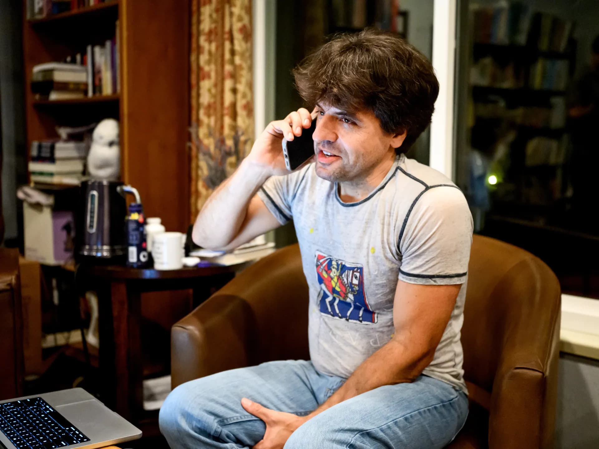 Karl Deisseroth habla por teléfono en su casa tras conocer que ganó el Nobel de Medicina
