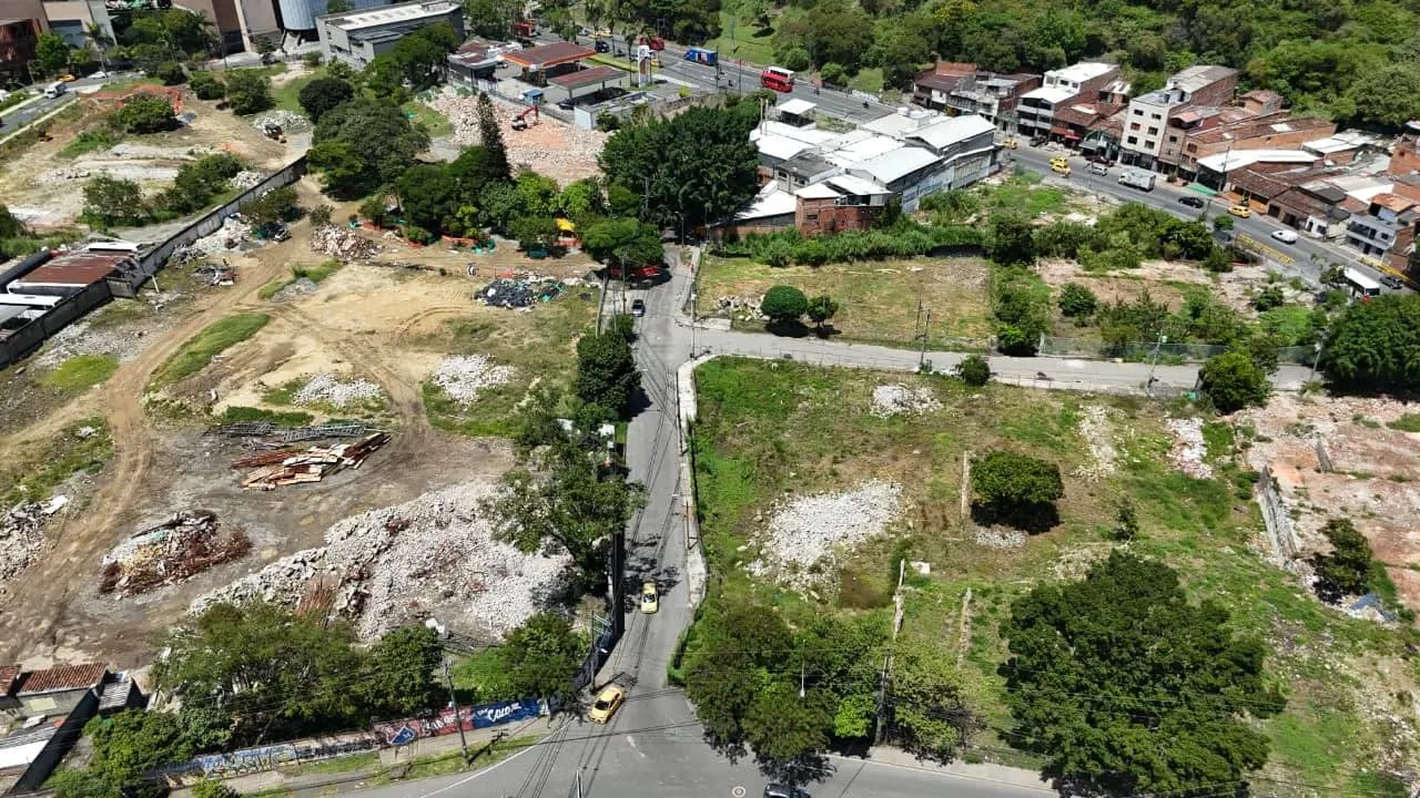 Vista aérea de los lotes y vías de Pilarica donde se construirá el patio taller del Metro de la 80