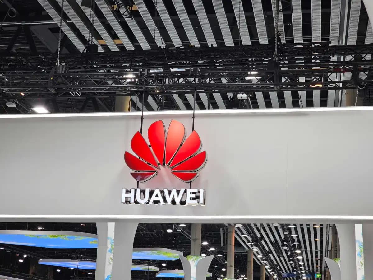Logotipo de Huawei en el pabellón de la compañía en una feria tecnológica