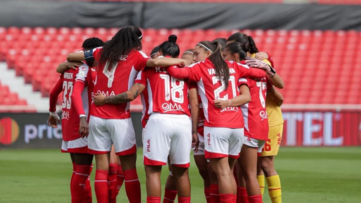 Las jugadoras de Santa Fe se abrazan en círculo antes de un partido de la Copa Libertadores Femenina