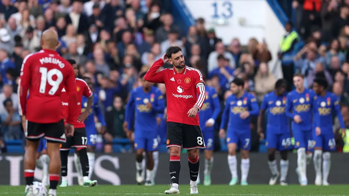 Bruno Fernandes se lamenta mientras los jugadores del Chelsea celebran un gol en Stamford Bridge