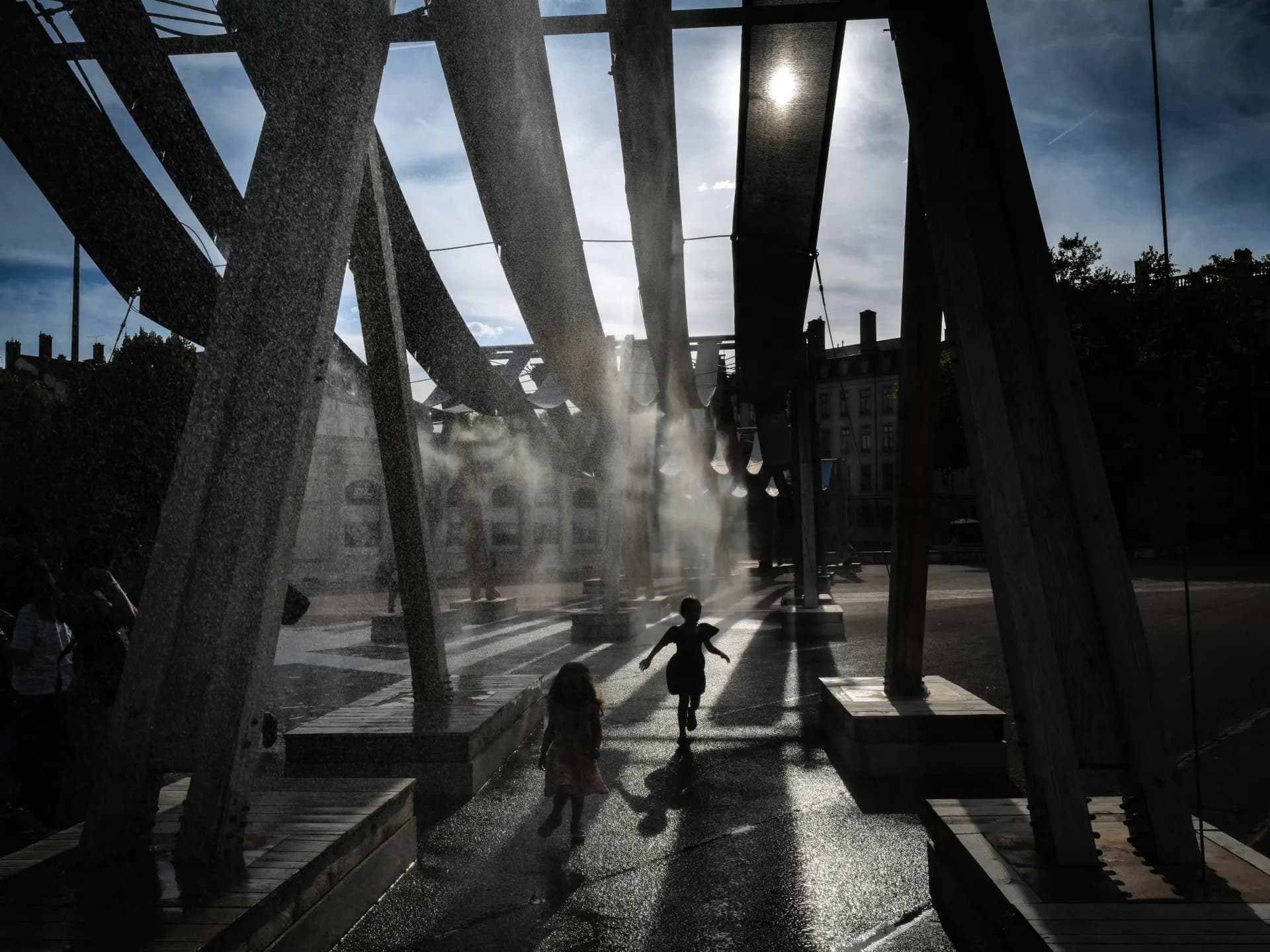Personas se refrescan durante la ola de calor en Francia