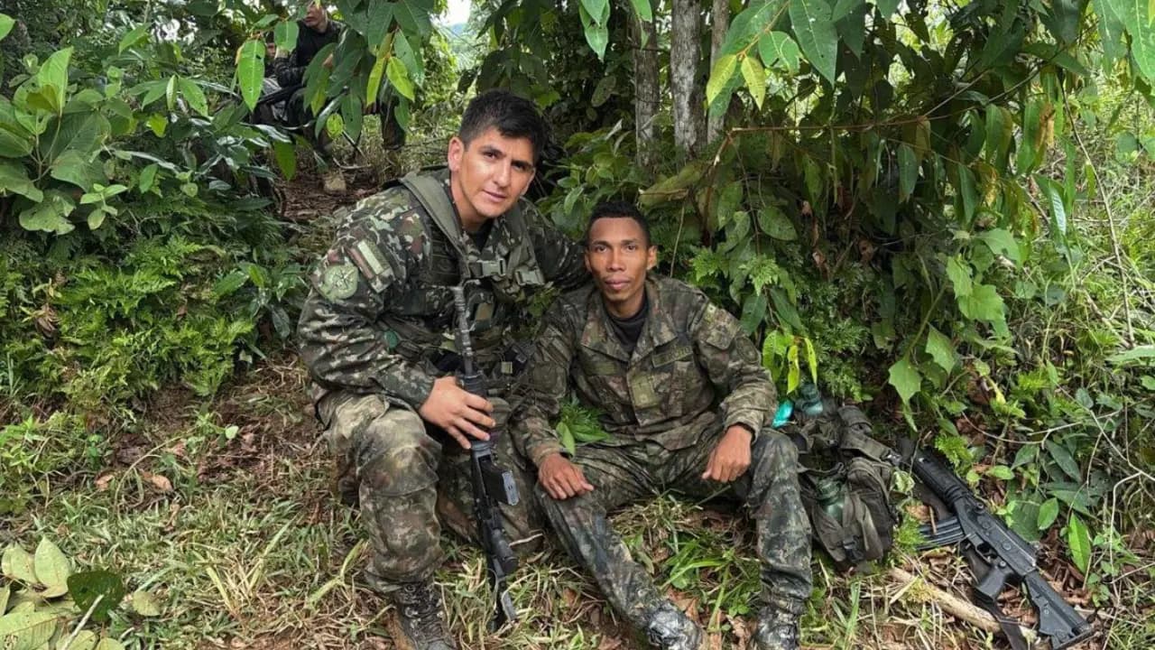 El soldado Andrés Casterbondo Macías, sentado junto a otro militar en la zona rural donde fue hallado