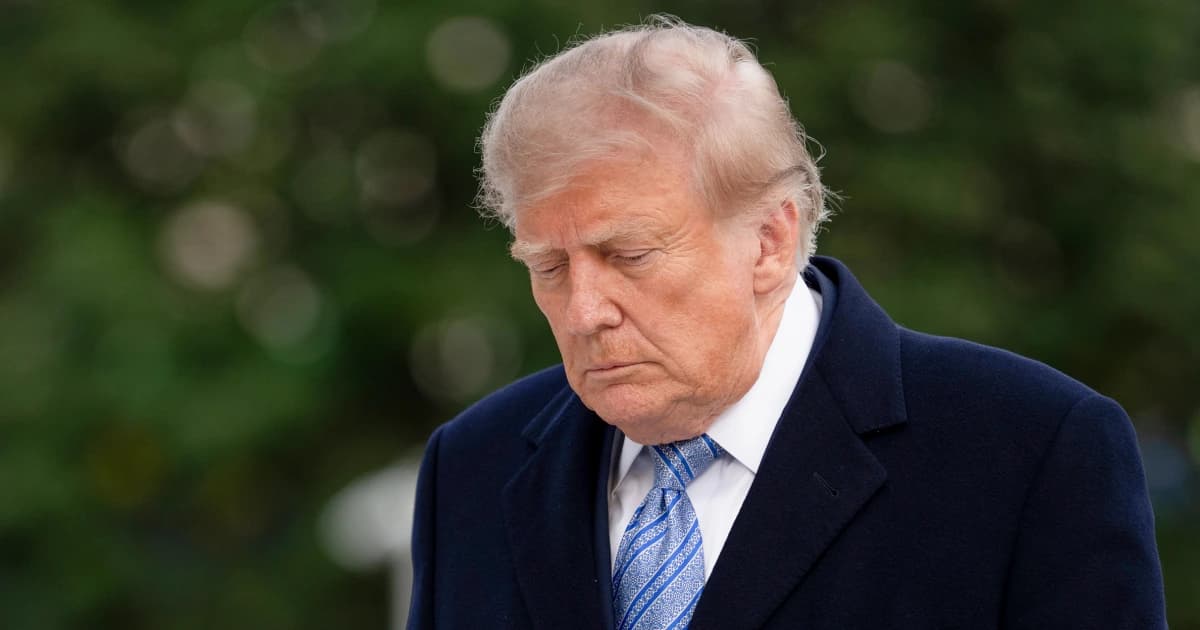 El presidente de EE. UU., Donald Trump, con la mirada hacia abajo durante un acto al aire libre