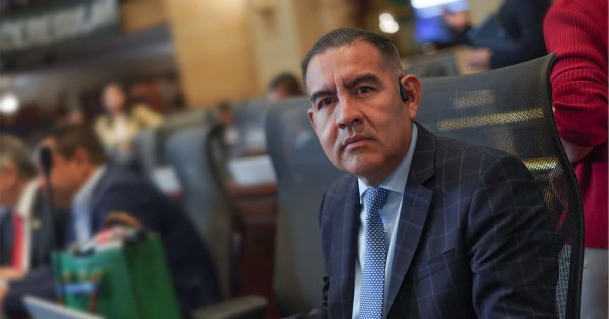El senador Wilmer Carrillo en su curul del Congreso.