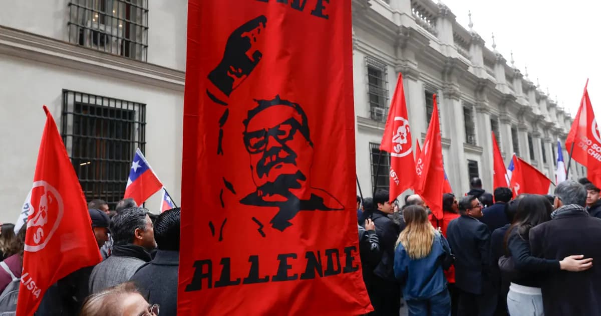 Una persona sostiene un cartel con la imagen de Salvador Allende durante la conmemoración en Santiago
