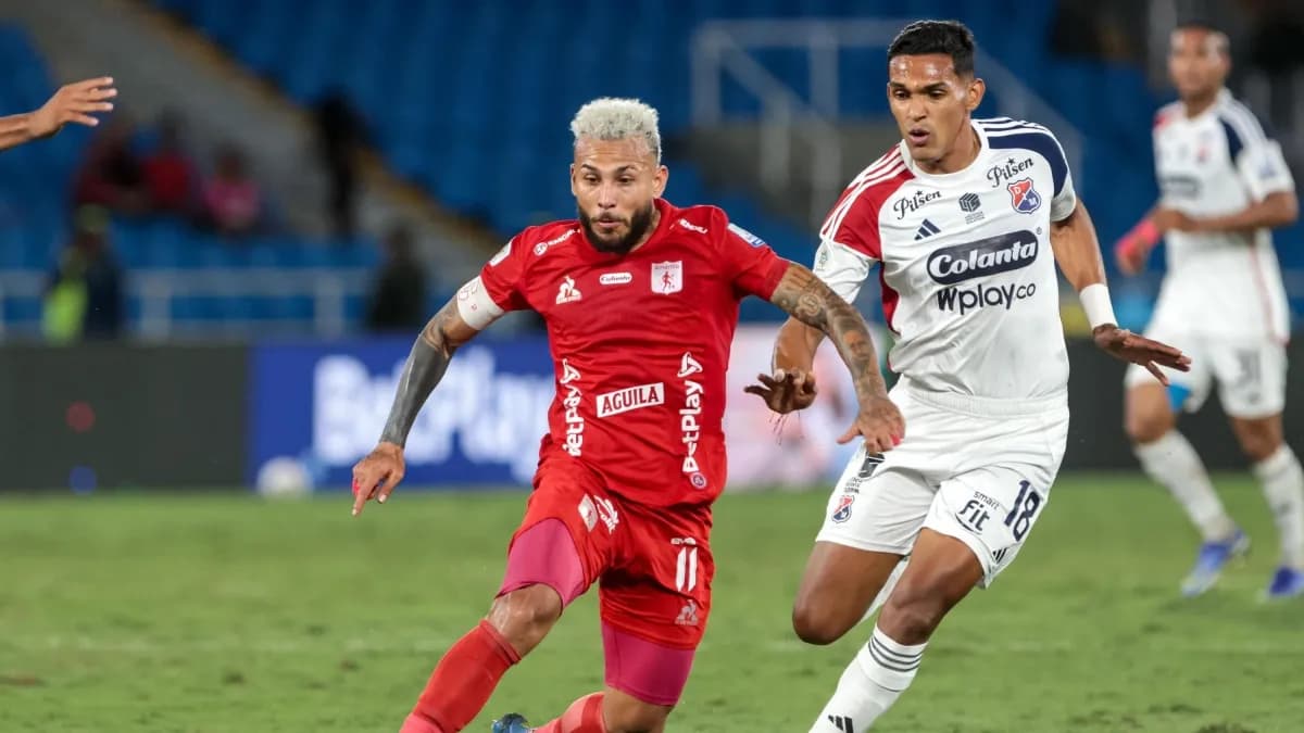 Duván Vergara, con la camiseta del América de Cali, disputa un balón