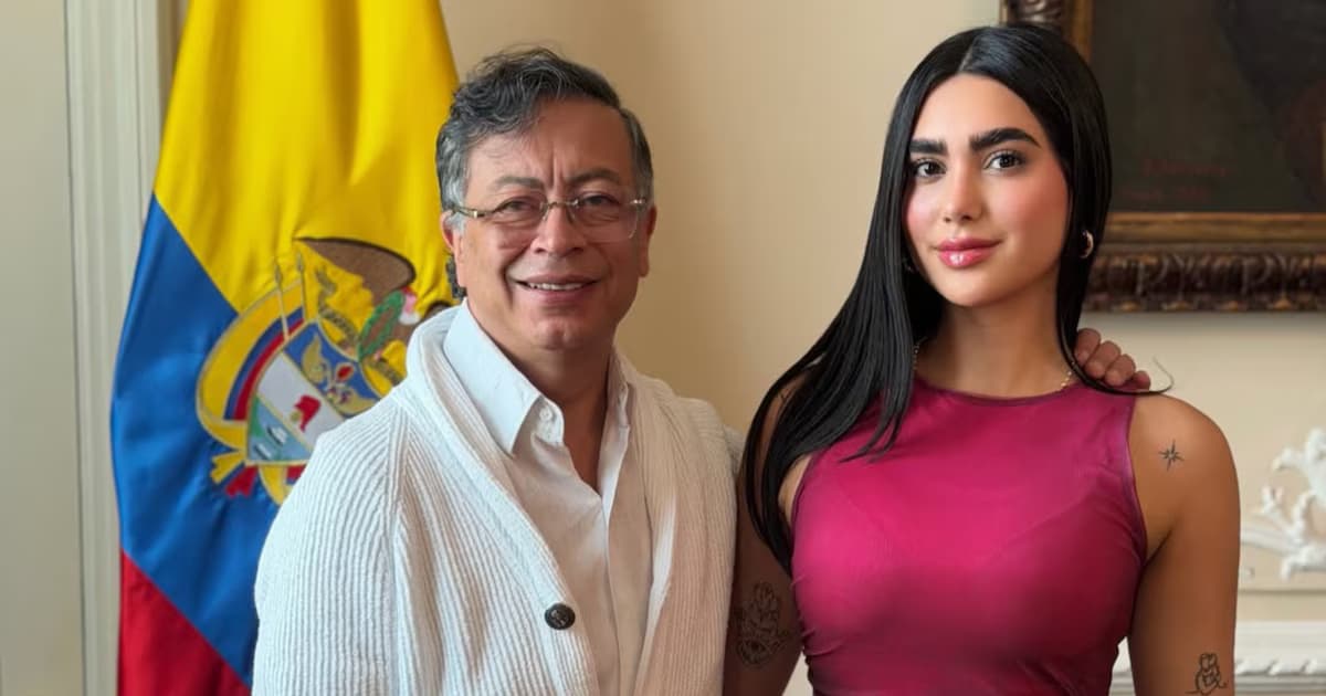 Gustavo Petro posa junto a Gabriela Muñoz frente a la bandera de Colombia en un salón de la Casa de Nariño