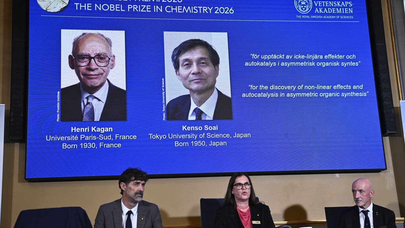 Los retratos de Henri Kagan y Kenso Soai aparecen en la pantalla de la Real Academia Sueca de Ciencias durante el anuncio del Nobel de Química 2026 en Estocolmo