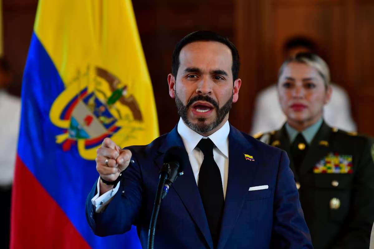 El presidente Abelardo de la Espriella señala con el dedo mientras habla ante un micrófono, con la bandera de Colombia detrás