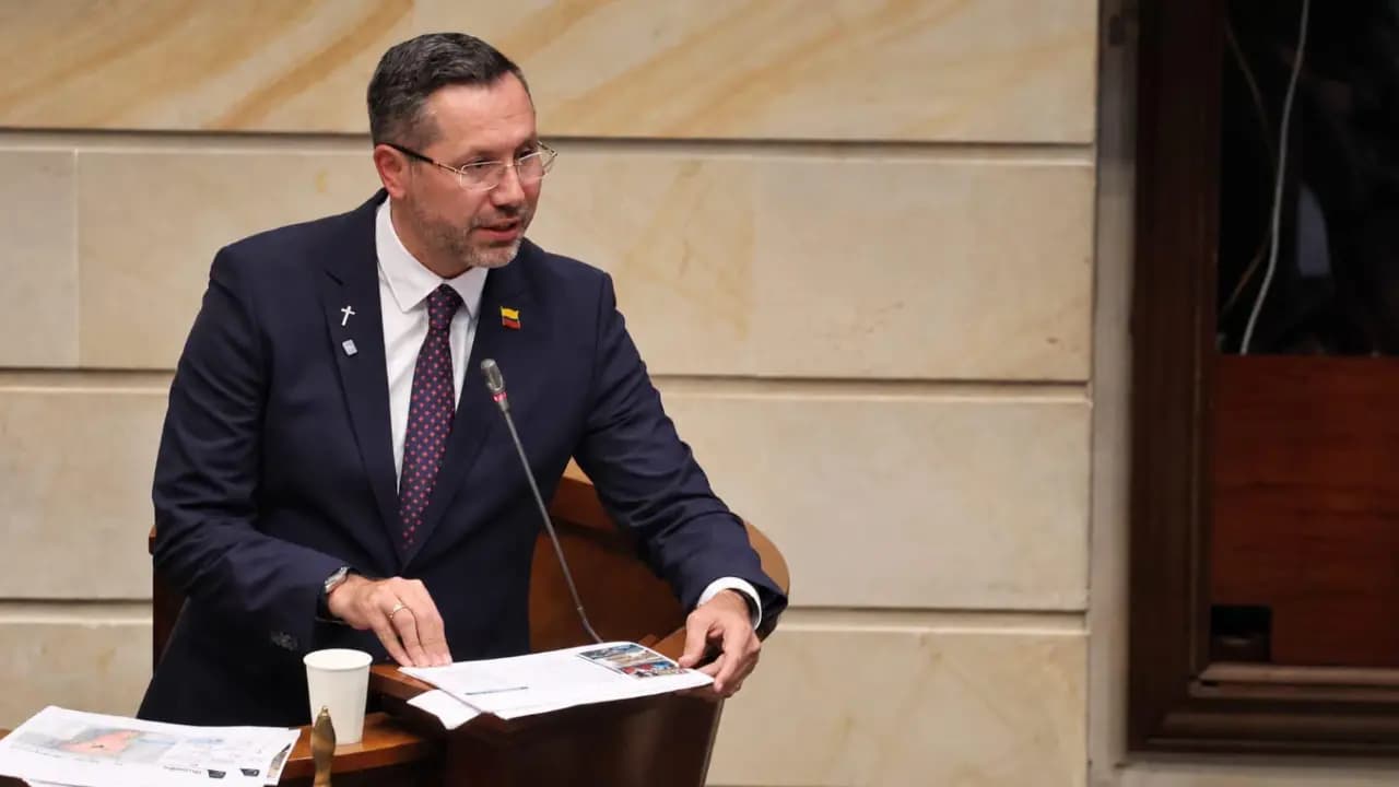 El ministro de Vivienda, Jaime Andrés Beltrán, habla en la plenaria del Senado