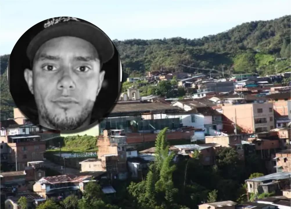 Retrato de Julián Hincapié sobre una vista del casco urbano de Anorí, Antioquia
