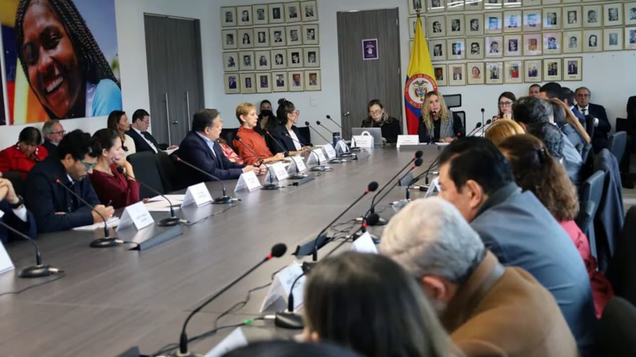 Representantes del Gobierno, los gremios y las centrales obreras reunidos en la Comisión de Concertación