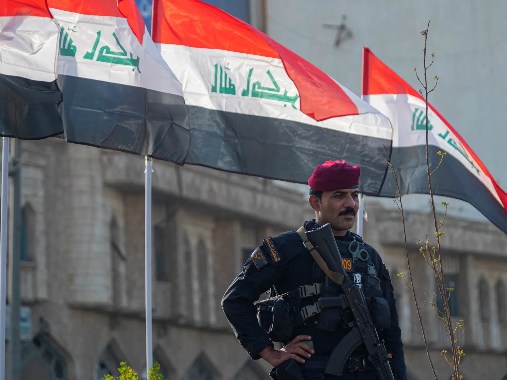 Un integrante de las fuerzas de seguridad iraquíes en la plaza Tahrir de Bagdad