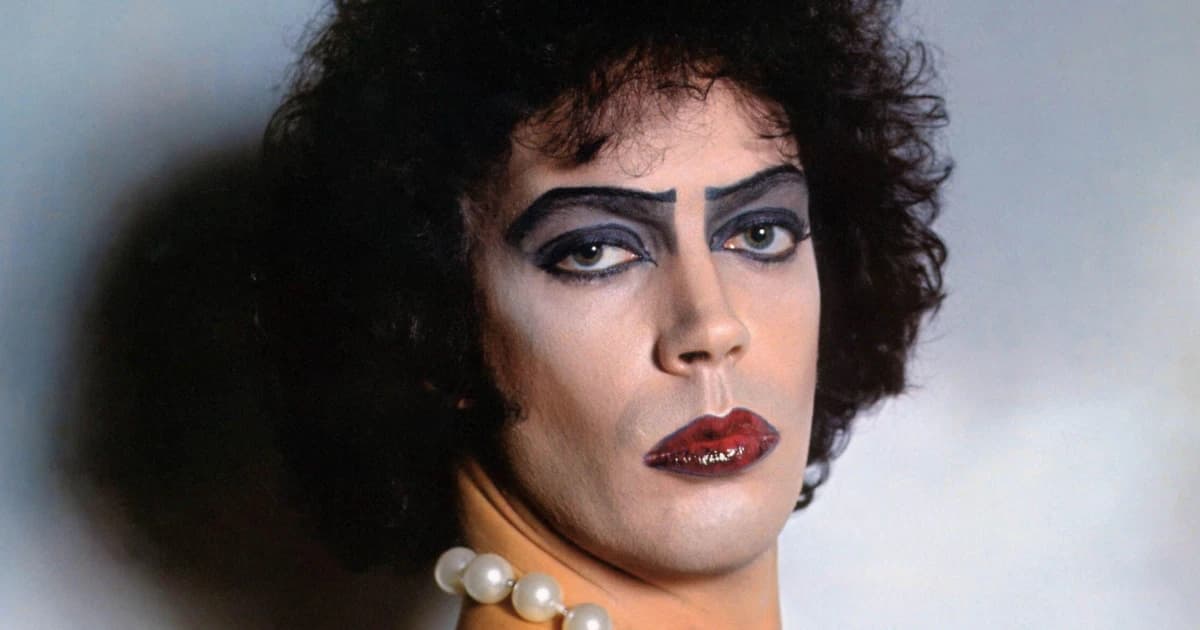 Tim Curry caracterizado como Frank-N-Furter, con maquillaje blanco y labios rojos, en The Rocky Horror Picture Show