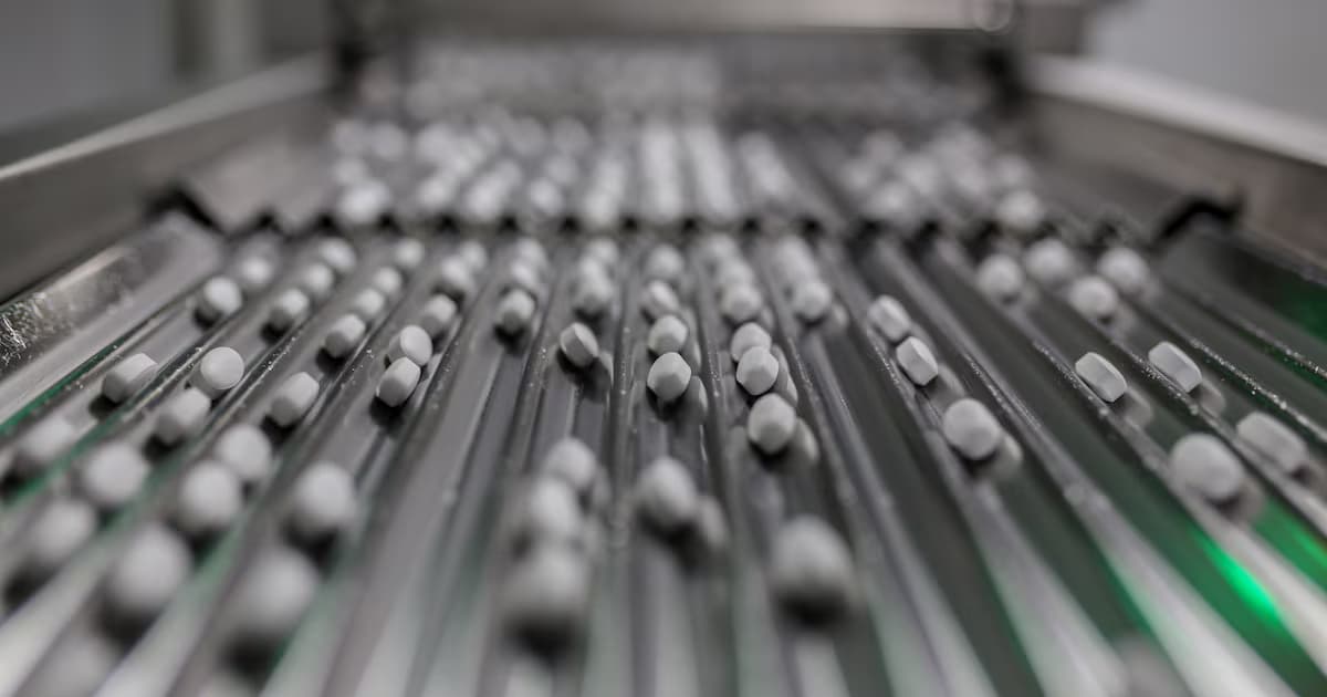 Estantes con cajas de medicamentos en una farmacia