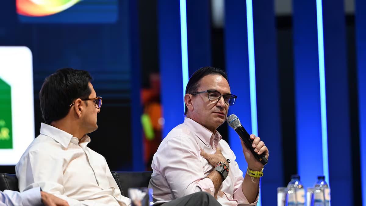 Juan Carlos Mora, presidente de Bancolombia, habla con un micrófono en un panel del Congreso Colombiano de la Construcción