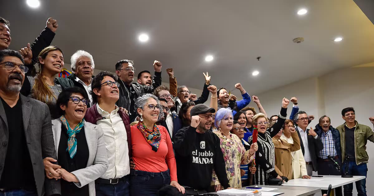 Congresistas y militantes del Pacto Histórico levantan el puño durante una rueda de prensa