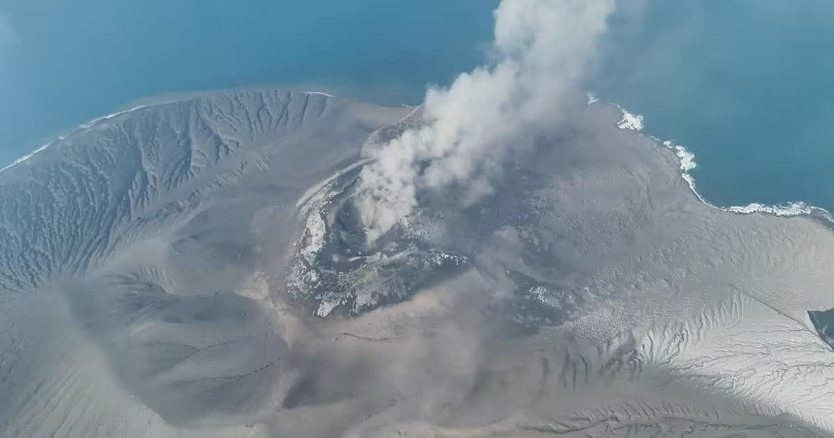 Vista aérea del cráter del Anak Krakatau expulsando una columna de ceniza