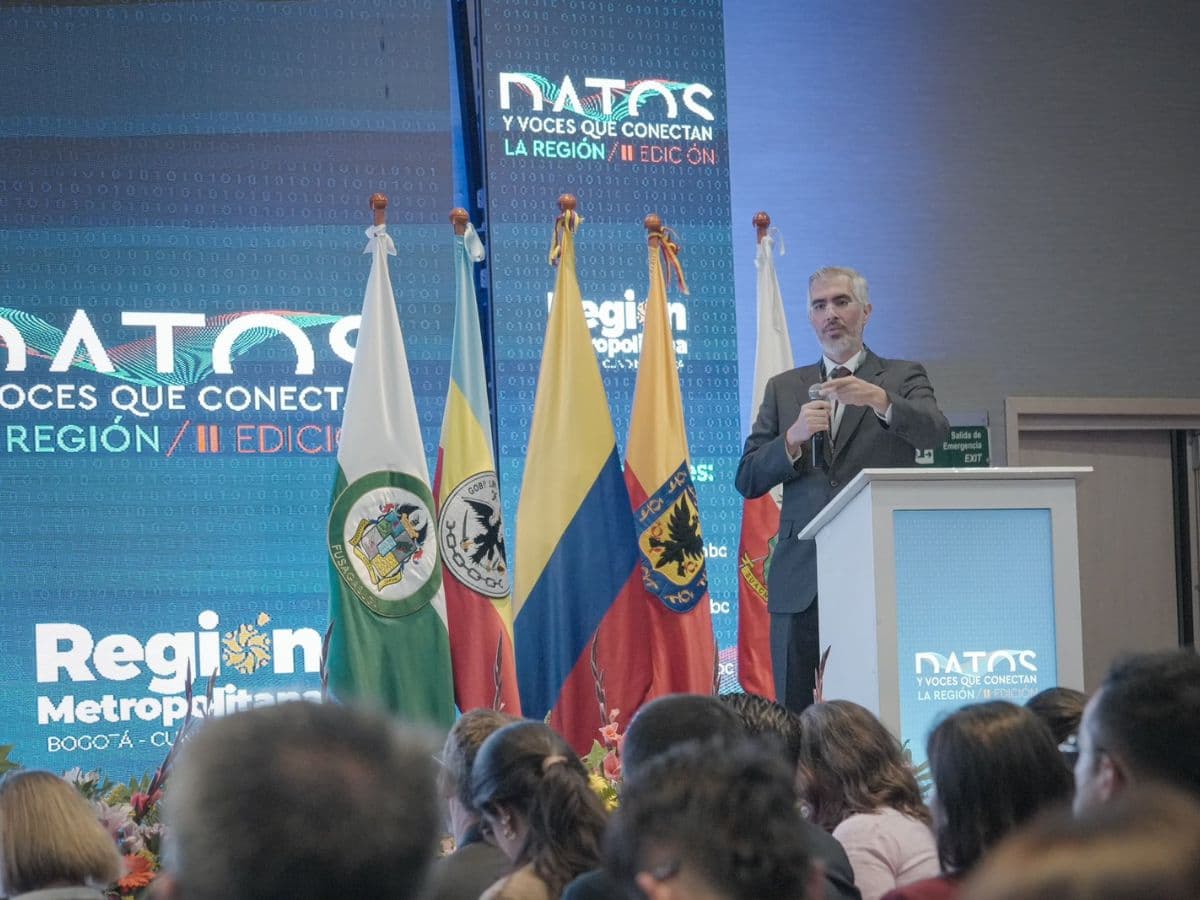 El director del DANE habla desde un atril durante un evento de presentación de datos