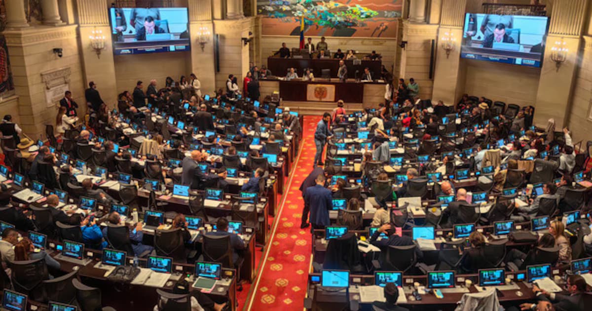 Plenaria del Congreso colombiano con los escaños ocupados durante una sesión