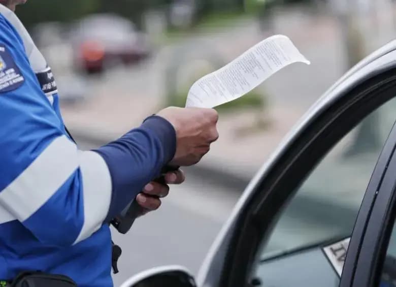 Vehículos en una vía urbana de Colombia durante un control de tránsito