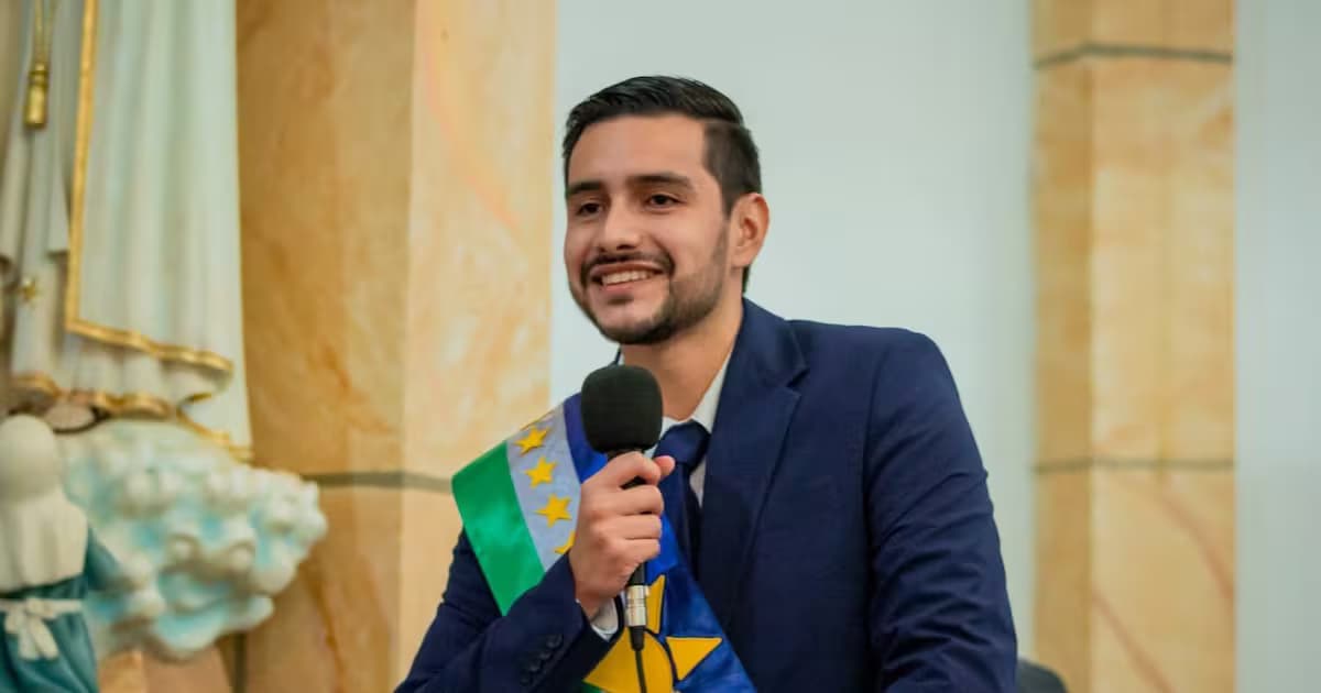 El alcalde de Villanueva, José Luis Gómez Mancilla, con la banda del municipio durante un acto público