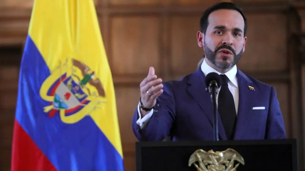 El presidente Abelardo de la Espriella habla ante un micrófono junto a la bandera de Colombia
