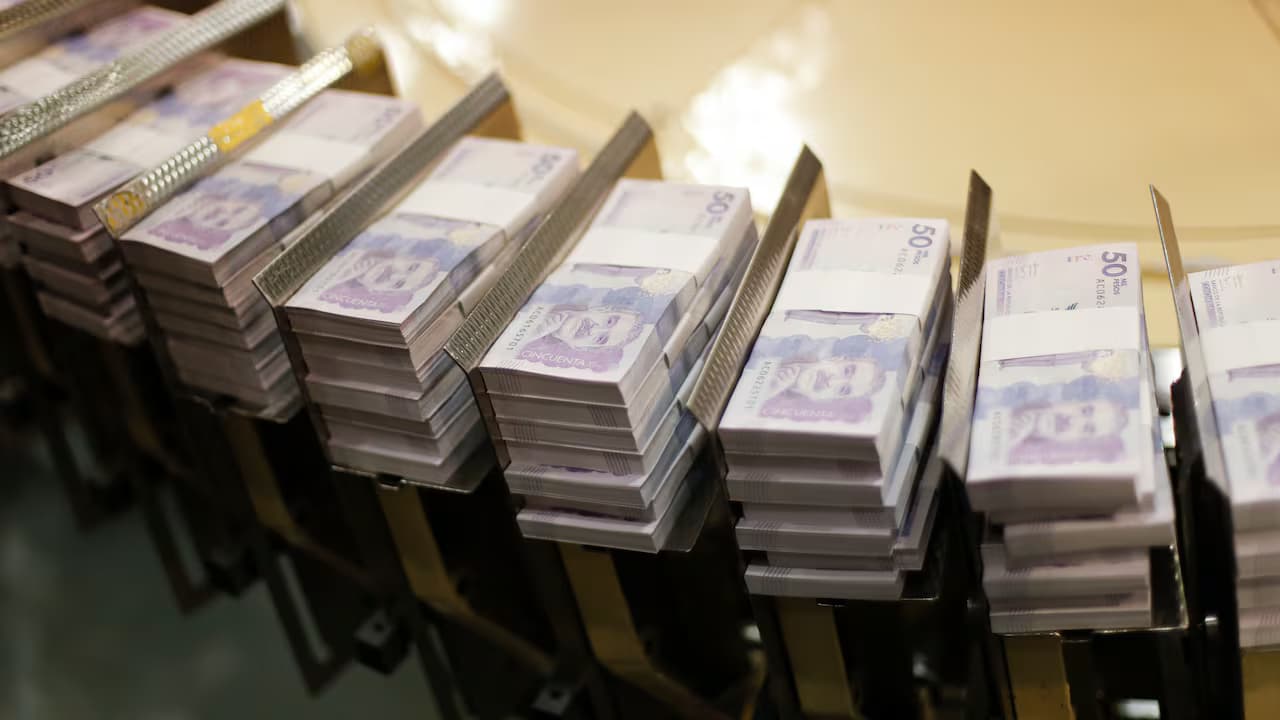 Fajos de billetes de 50.000 pesos colombianos en una línea de producción