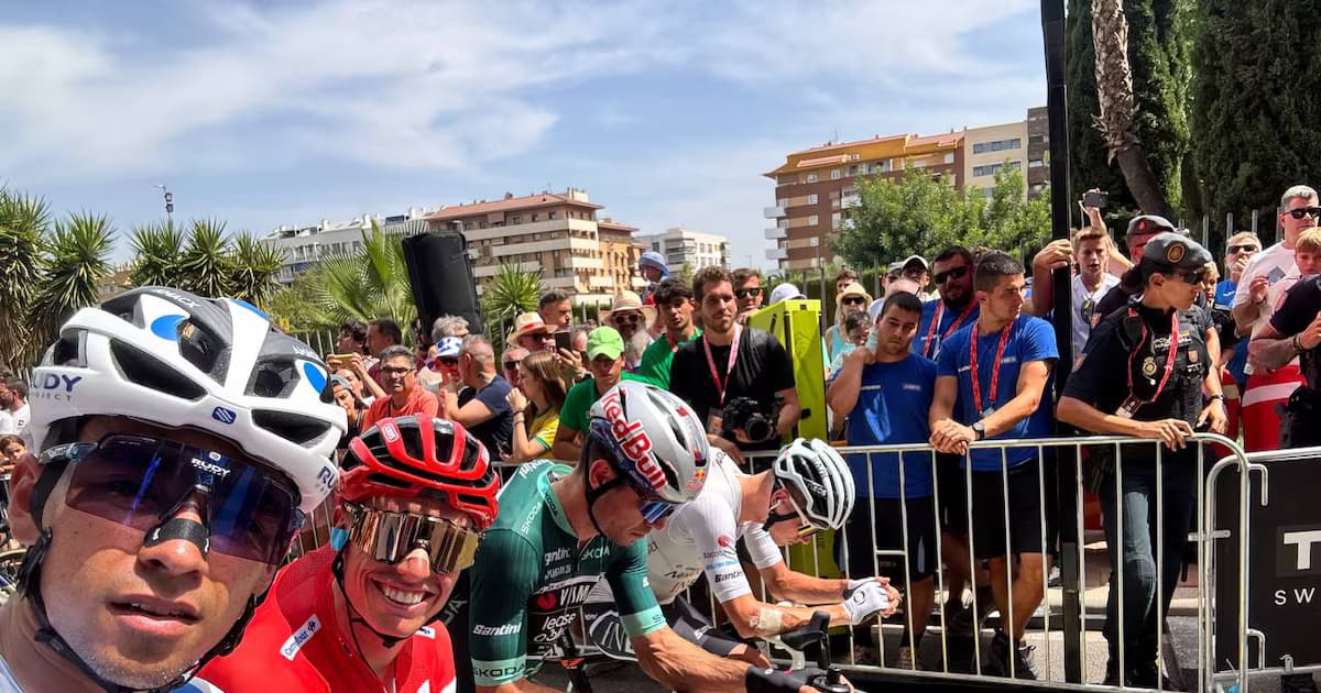 Corredores de la Vuelta a España en la salida de una etapa, con el líder de rojo
