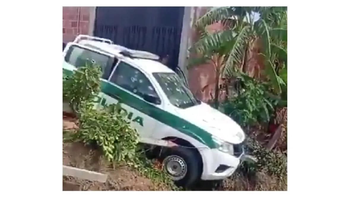 La camioneta de la Policía, con los vidrios perforados por los disparos, quedó fuera de la vía tras el ataque en Ábrego