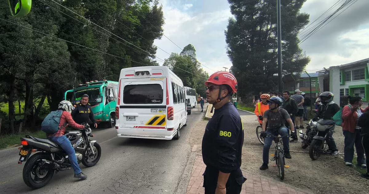 Bomberos y vehículos en la vía Siberia-Tenjo tras la caída de cables sobre un bus