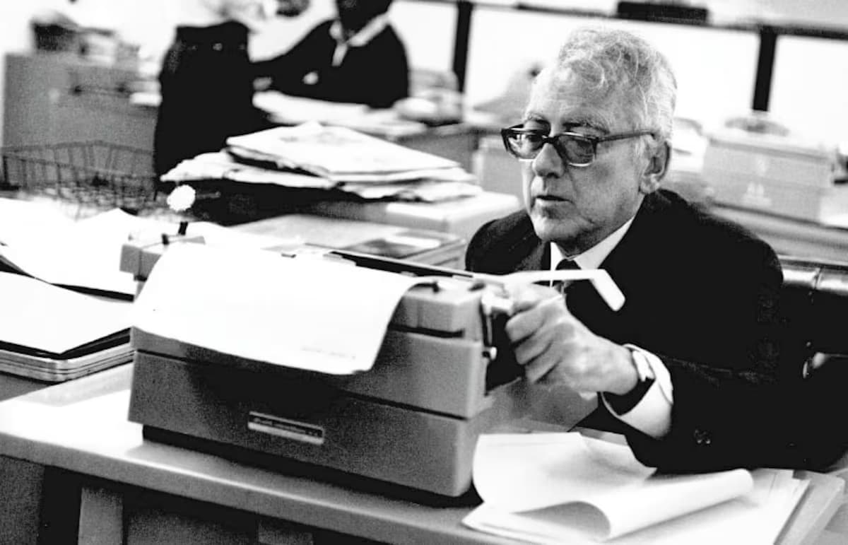 Guillermo Cano Isaza escribe en una máquina de escribir en la redacción del diario que dirigía