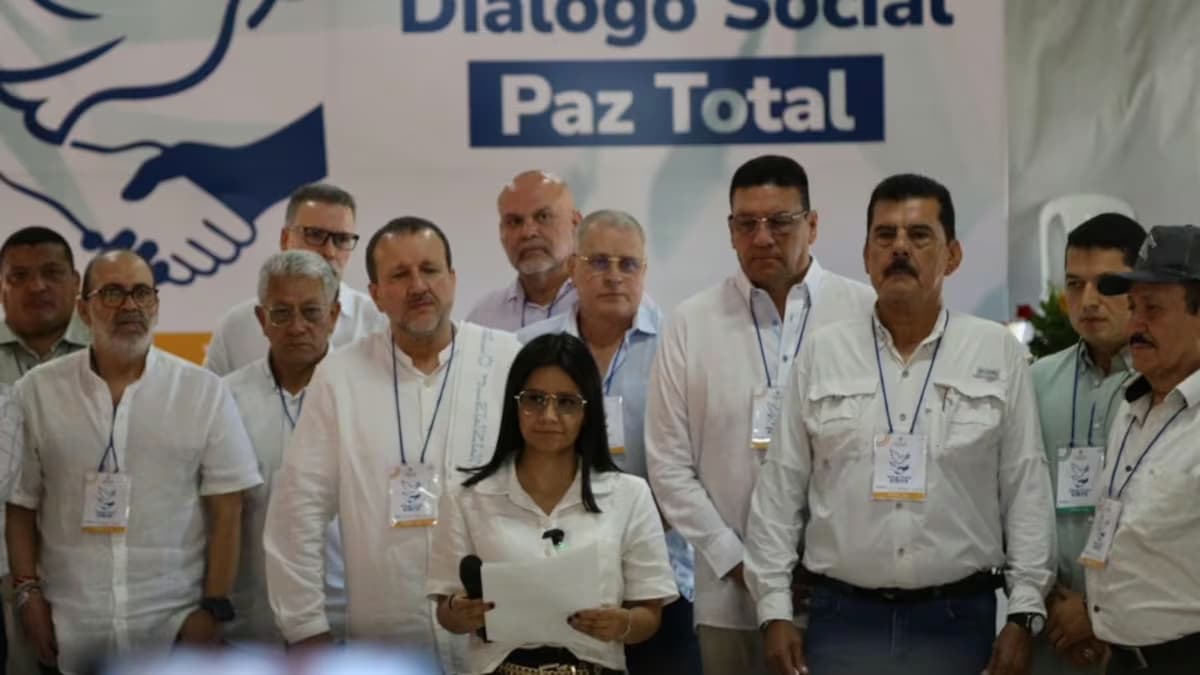 Exjefes paramilitares de las AUC reunidos en Valledupar en octubre de 2025, durante un encuentro de diálogo de la paz total