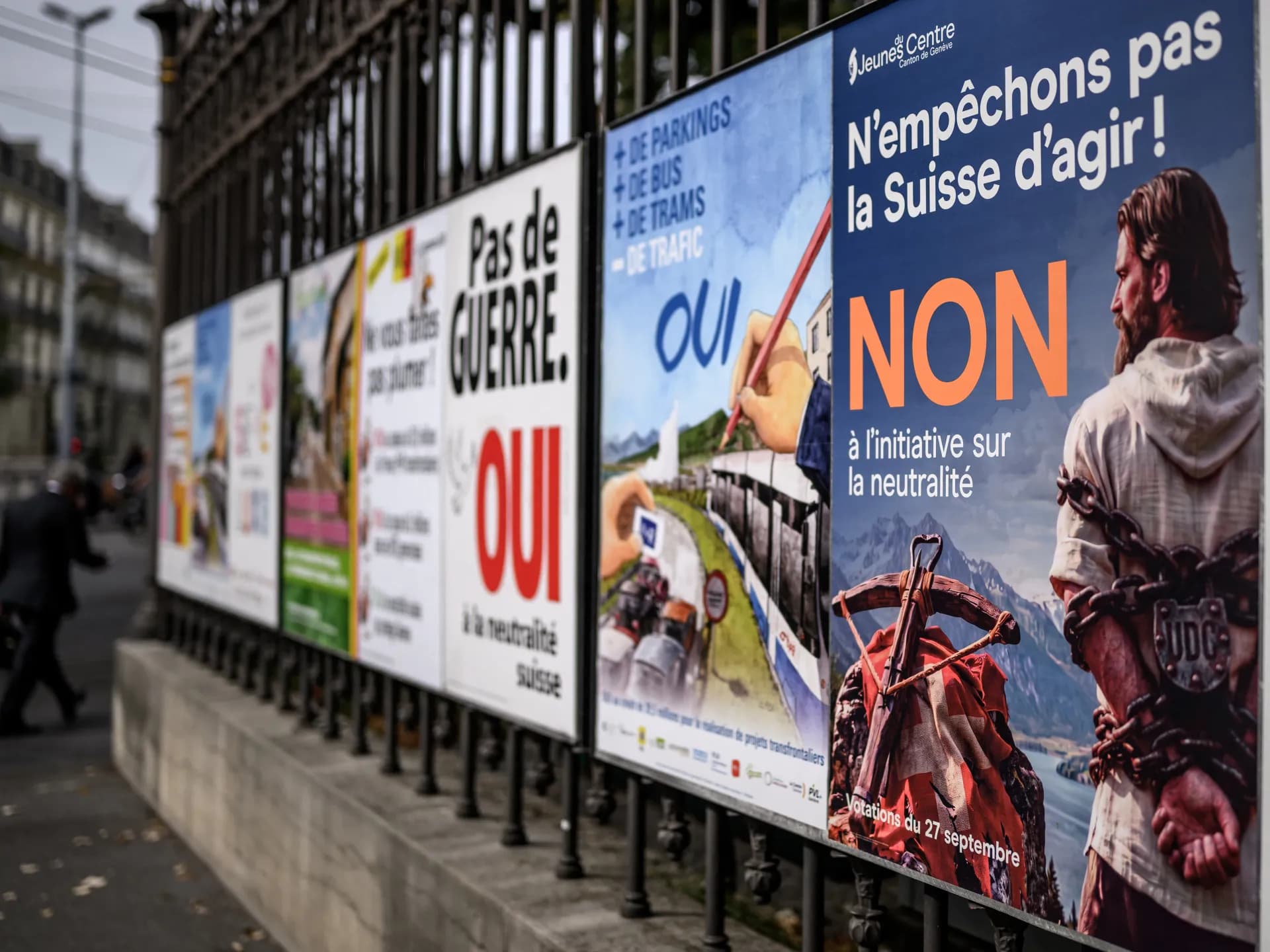 Carteles a favor y en contra de la iniciativa sobre la neutralidad en una calle de Ginebra