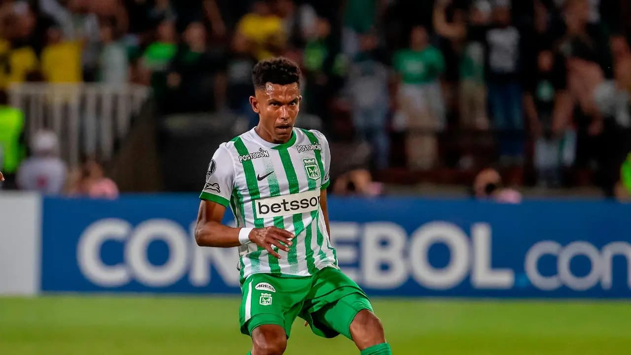 Un jugador de Atlético Nacional durante un partido en el Atanasio Girardot