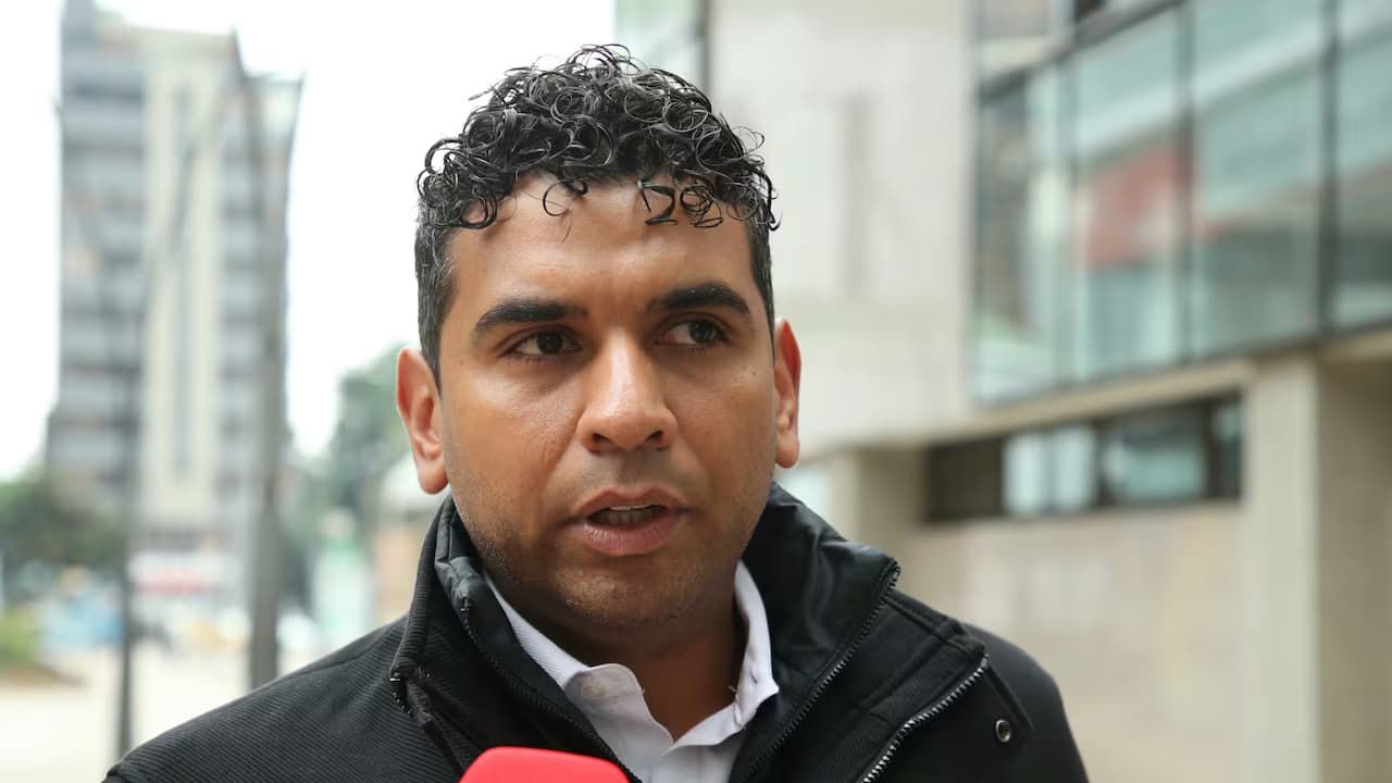 El congresista David Racero durante una declaración a la prensa